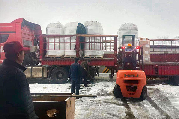 2月12日，物資采供部彬州分部在大雪中卸車(chē)，保障物資供應(yīng)(副圖）.jpg
