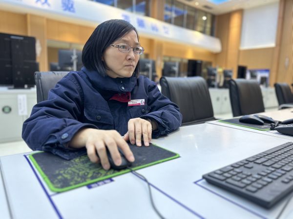 2023年3月24日，師傅劉秋榮在控制室巡檢裝置運(yùn)行狀況工作照。.jpg