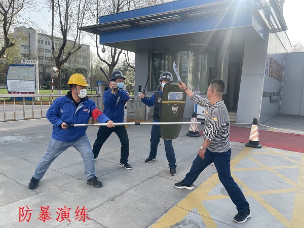 行政保衛(wèi)部開展反恐防暴演練3.jpg