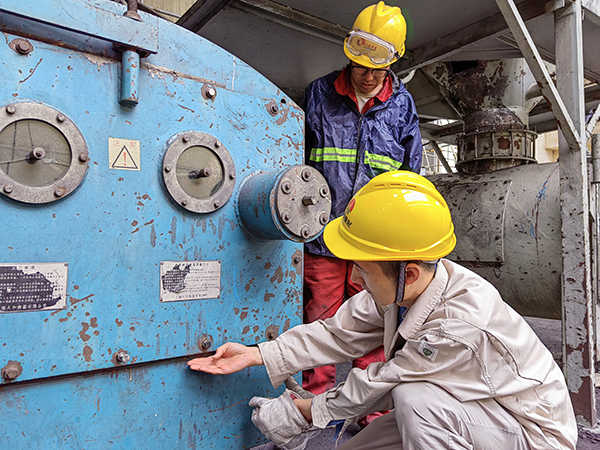 5月16日，動(dòng)力車間三期給煤機(jī)，屈豪正在檢查給煤機(jī)的復(fù)位情況.jpg