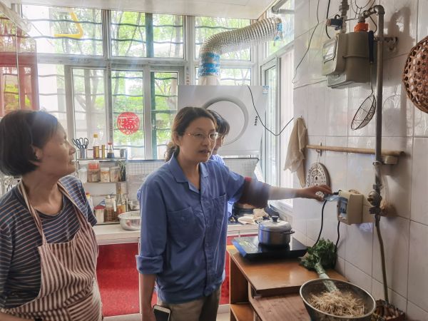 5.16日，女工協(xié)管員進(jìn)入職工家屬家里進(jìn)行安全用電宣講.jpg