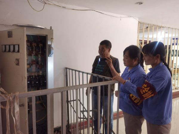 6月19日，公司女工協(xié)管員對(duì)單身樓配電間進(jìn)行安全用電檢查.jpg