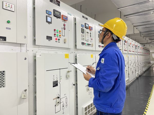 運行二班員工第五江明在記錄高壓電源進線數(shù)據(jù).jpg