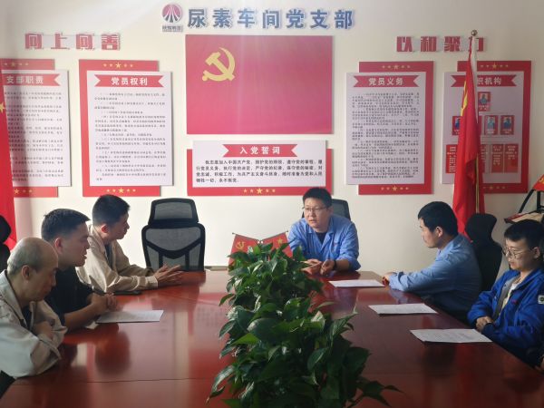 4月28日，車間工藝主任王慶振對(duì)班組考試試卷進(jìn)行點(diǎn)評(píng).jpg