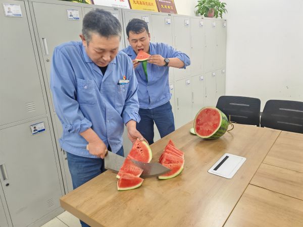 圖3 6月25日，班長雷仲民正在切西瓜。 肖歡 攝.jpg